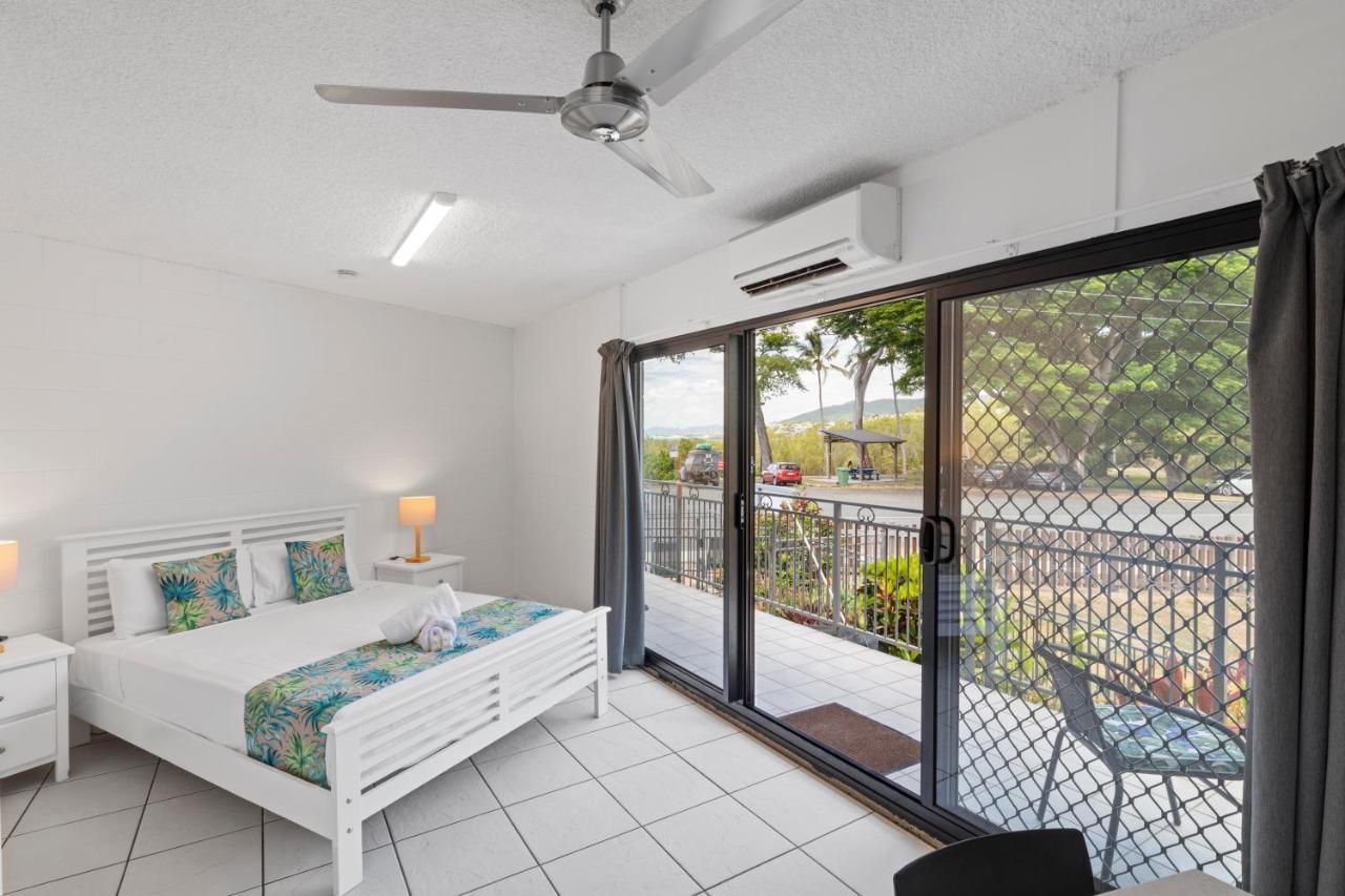 Whitsunday Waterfront Apartments Airlie Beach Bagian luar foto